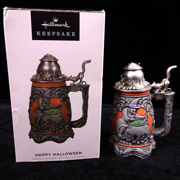 2022 Hallmark Hoppy Halloween Ornament Beer Stein Flying Broom Witch Caldron Boo - Picture 1 of 8